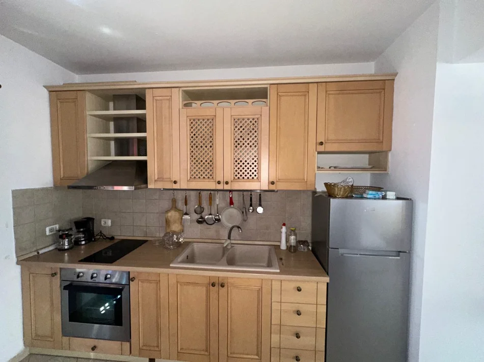 Tirane, jepet me qera apartament 1+1+Aneks Kati 1, 80 m² 600 € (Rruga Kavajes)