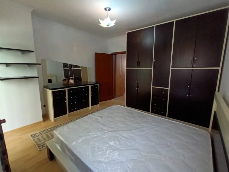 Tirane, jepet me qera apartament 2+1+Ballkon Kati 2, 110 m² 750 € (Komuna e parisit)
