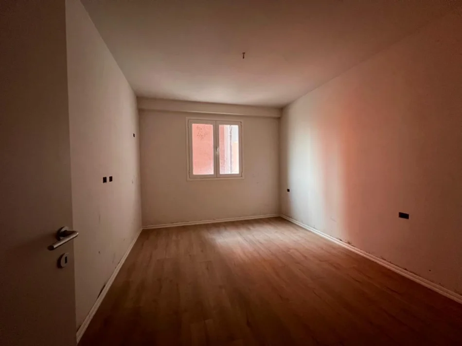 Tirane, shitet apartament 1+1+Ballkon Kati 2, 110.000 € (Rruga 3 Dëshmorët)