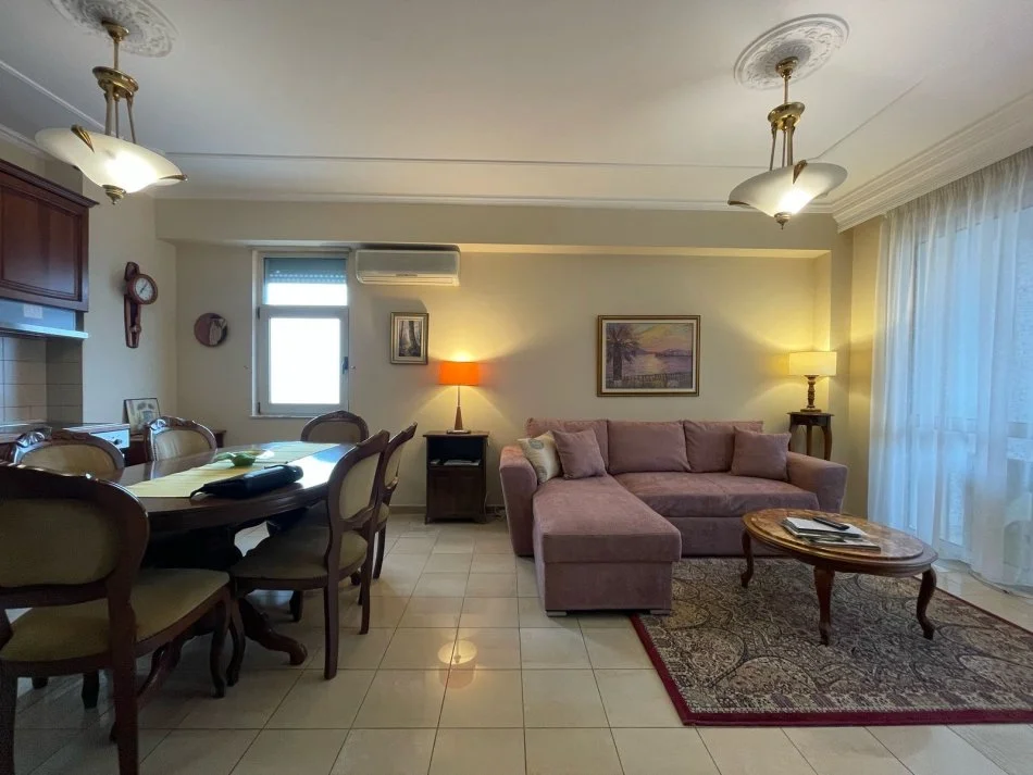 Tirane, jepet me qera apartament 2+1+Ballkon Kati 7, 90 m² 800 € (Blloku)