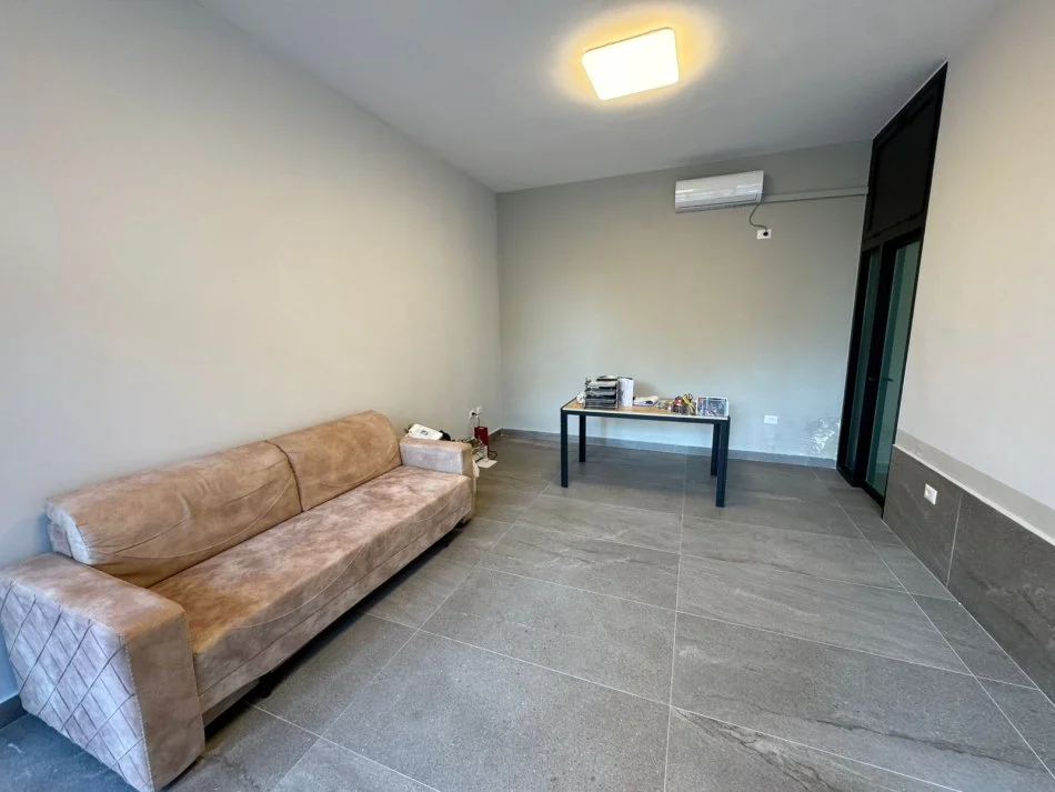 Durres, jepet me qera ambjent biznesi , 30 m² 300 € (VOLLGA DURRES!)