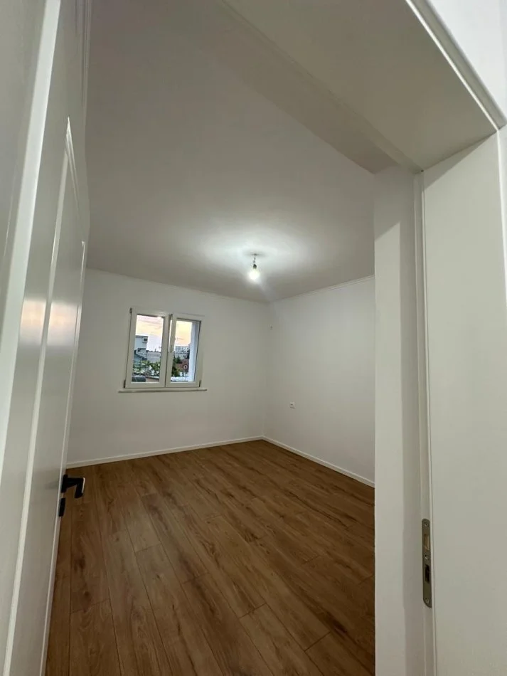 Tirane, shitet apartament 1+1 Kati 3, 55 m² 153.000 € (Ministria e Drejtesise)