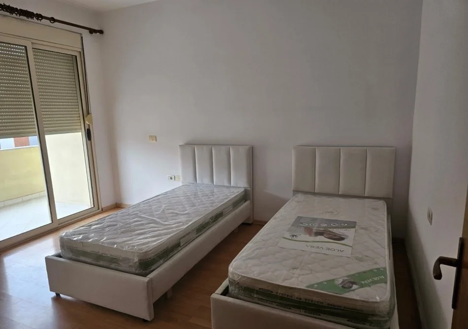 Tirane, jepet me qera apartament 2+1+Aneks+Ballkon Kati 7, 100 m² 500 € (prane fabrikes se miellit)