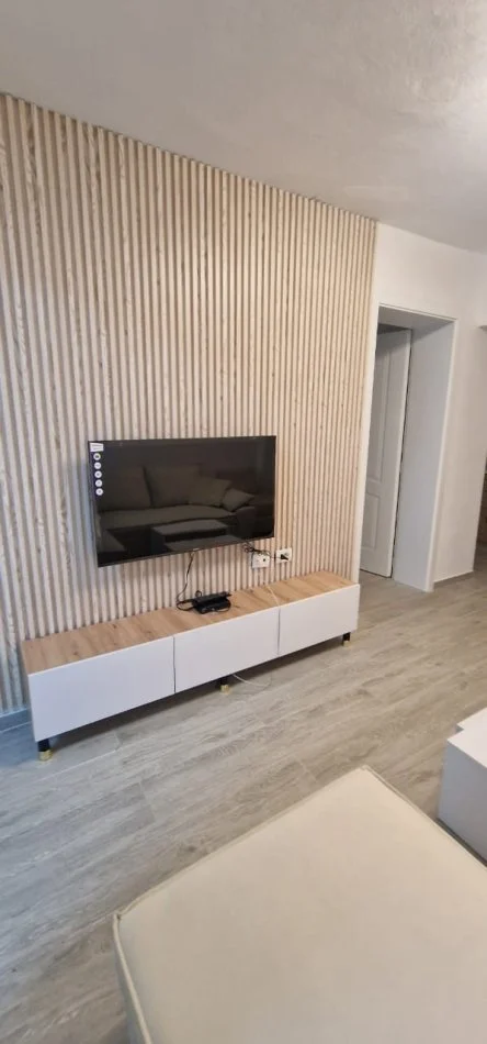 Tirane, jepet me qera apartament 2+1 Kati 1, 75 m² 500 € (rruga e Durresit)