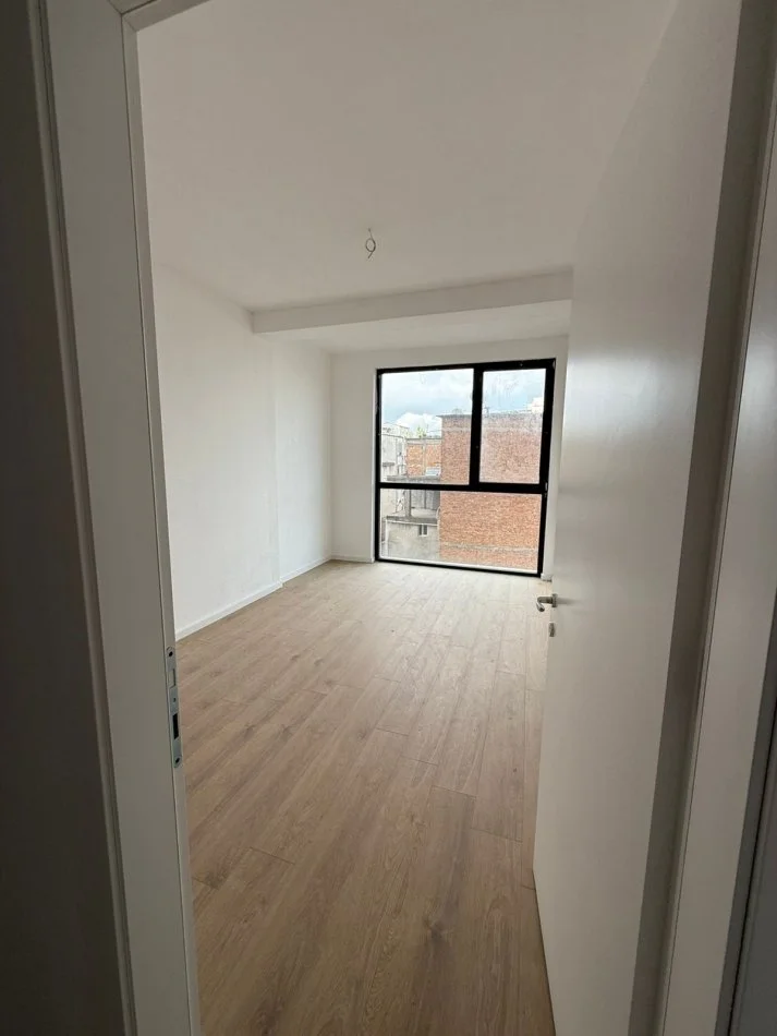 Tirane, jepet me qera zyre Kati 1, 152 m² 1.500 € (Mine Peza)