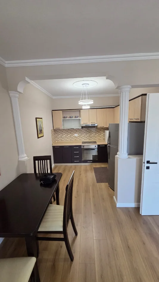 Tirane, jepet me qera apartament 1+1+Ballkon Kati 8, 80 m² 800 € (qender)