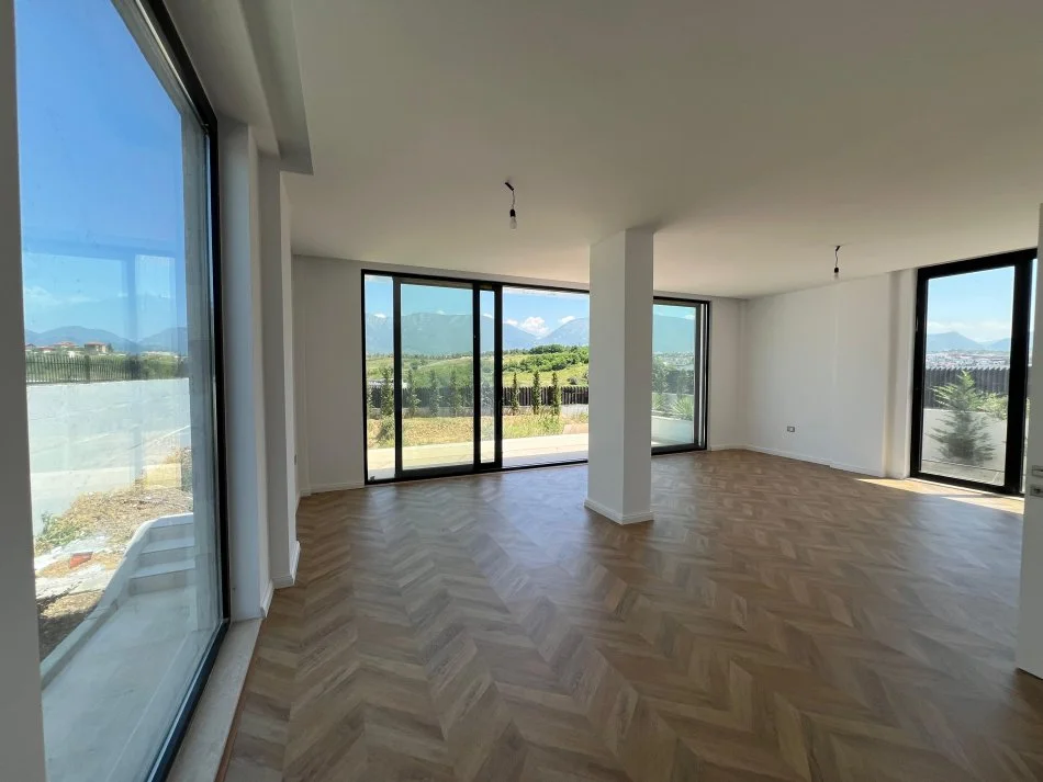 Tirane, jepet me qera Vile 4+1 Kati 0, 670 m² 5.000 € (teg)