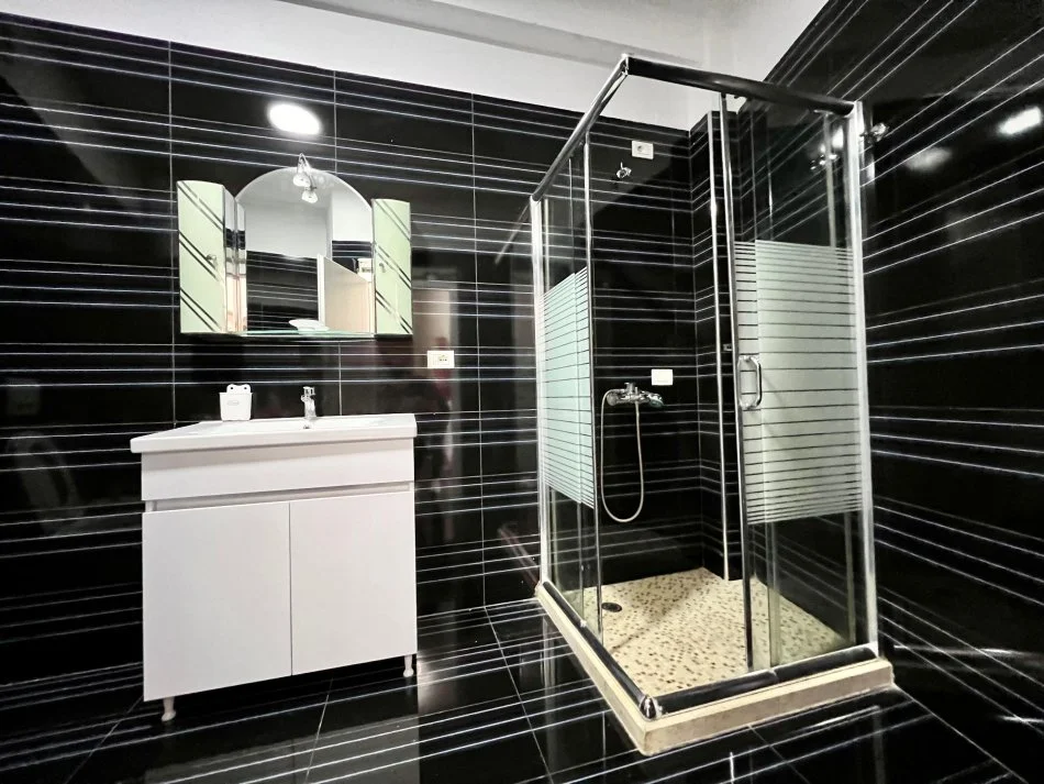 Tirane, jepet me qera apartament 1+1+Ballkon Kati 5, ME ASHENSOR , 350 € (Rr.Sotir Caci, Fresk)