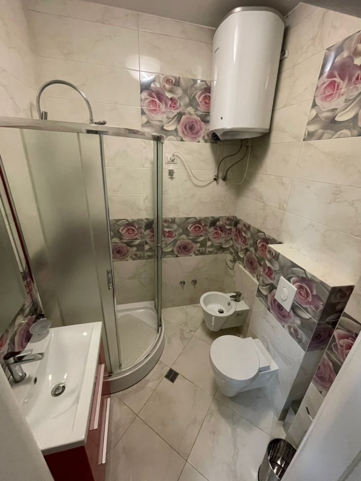 Tirane, jepet me qera apartament 1+1 Kati 7, 60 m² 800 € (Pazari i Ri)