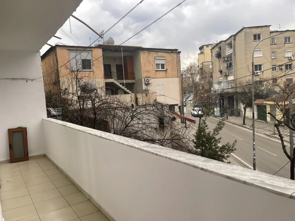 Tirane, jepet me qera apartament 1+1+Aneks+Ballkon Kati 2, 65 m² 400 € (Rruga Mine Peza)