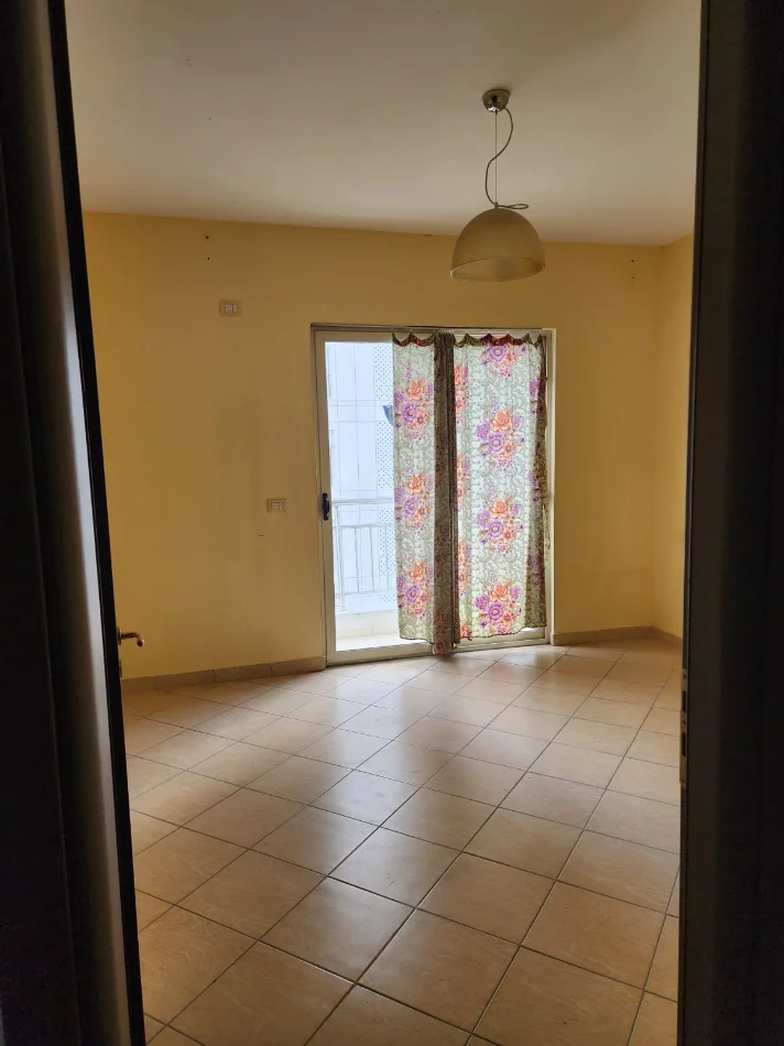 Tirane, jepet me qera apartament 2+1+Aneks+Ballkon Kati 3, 100 m² 550 € (rruga don bosko , jordan misja , bulevardi i ri)
