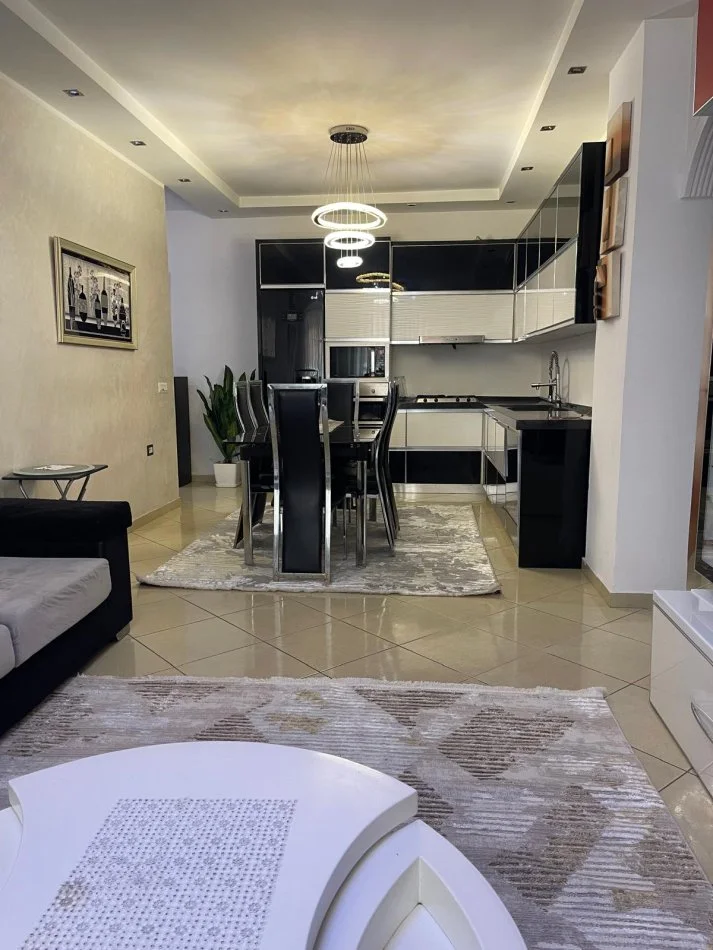 Tirane, jepet me qera apartament 2+1+Ballkon Kati 4, 450 € (Kthesa e Kamzes)