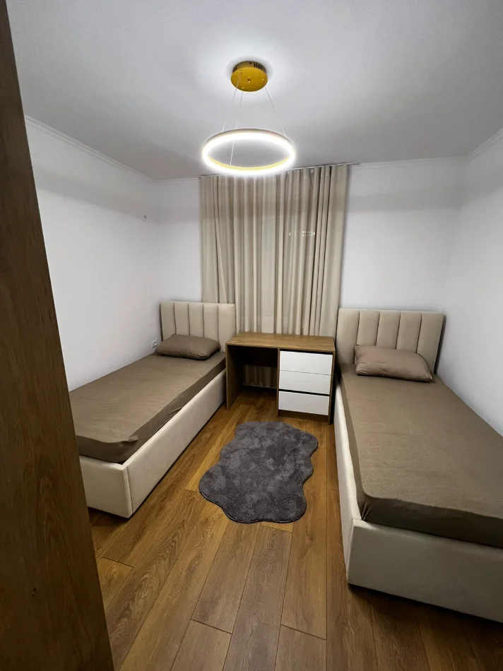Tirane, jepet me qera apartament 2+1+Ballkon Kati 4, 77 m² 700 € (Ali Demi)