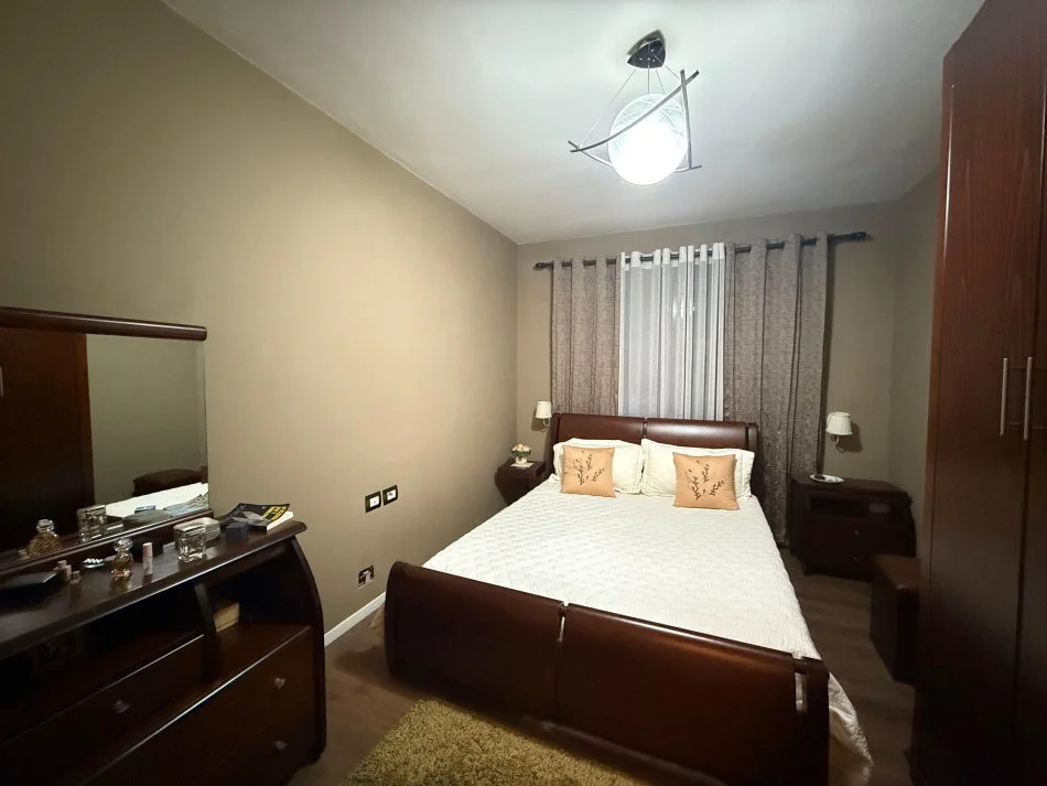 Tirane, shitet apartament 2+1+Ballkon Kati 8, 80 m² 168.000 € (Ish fusha e aviacionit)