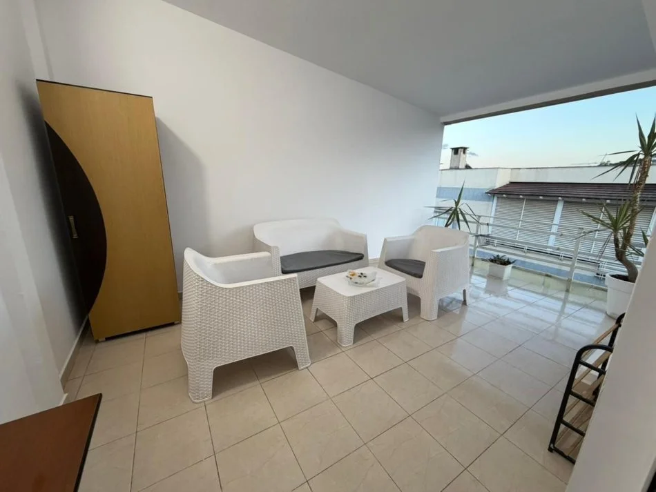 Tirane, jepet me qera apartament 2+1+Ballkon , 750 € (Hamdi sina)