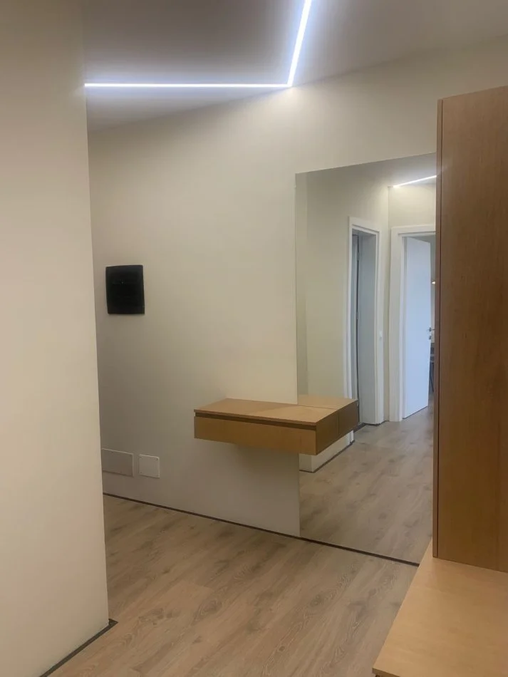 Tirane, jepet me qera apartament 1+1+Ballkon Kati 6, 75 m² 500 € (Yzberisht)