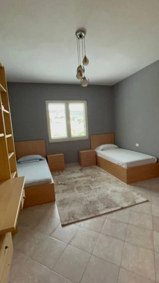 Tirane, jepet me qera apartament 2+1 Kati 3, 100 m² 800 € (Liqeni Artificial)