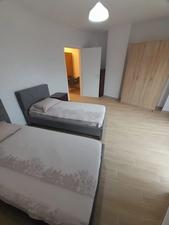 Tirane, jepet me qera apartament 2+1 Kati 2, 90 m² 55.000 Leke (Prane shkolles Qazim Turdiu ne Don Bosko)