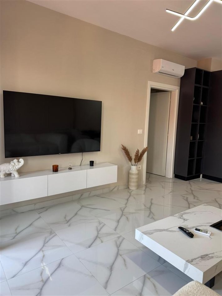 Tirane, jepet me qera apartament 3+1+Ballkon Kati 15, 125 m² 1.500 € (Garden Building)