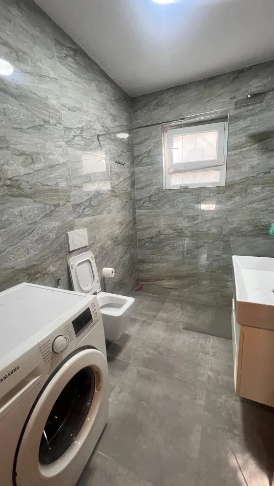 Tirane, jepet me qera apartament 2+1+Aneks+Ballkon Kati 6, 110 m² 600 € (Perballe me Delijorgjin)