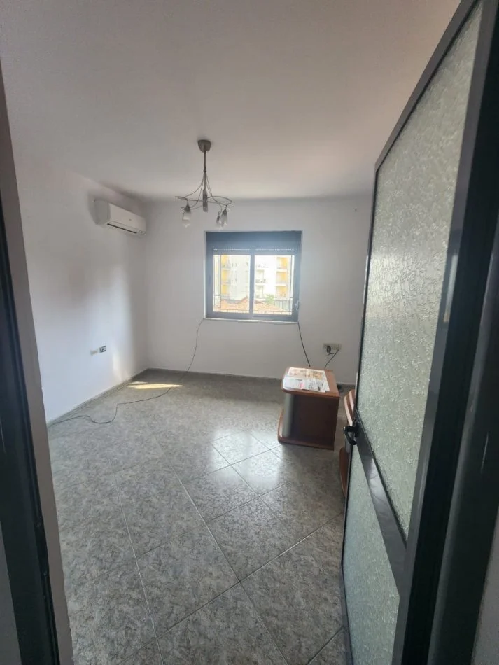 Tirane, shitet apartament 1+1 Kati 3, 54 m² 107.000 € (Shkolla 1 Maj Ali Dem)