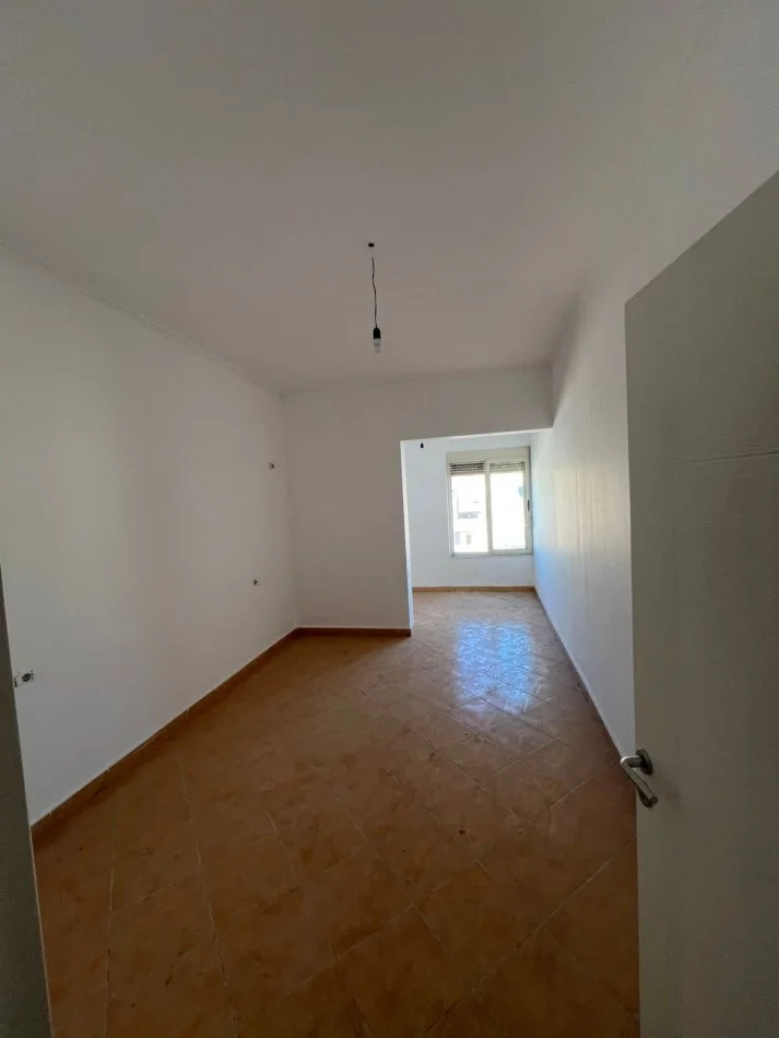 Durres, shitet 1+1 Kati 9, 79.000 € (Rruga Pavarsia 📍 Pranë Hotel Adriatikut)