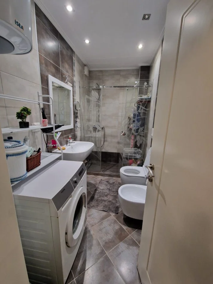 Tirane, jap me qera apartament 2+1 Kati 3, 103 m² 800 € (Irfan Tomini)