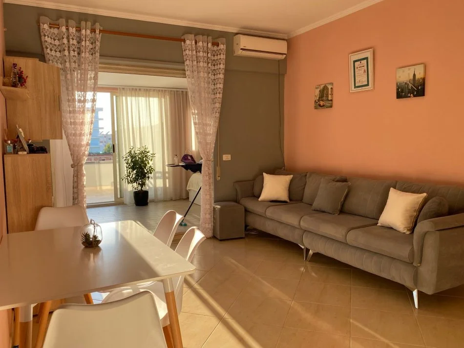 Tirane, qera apartament 1+1- 550uro personi siper qendres kristal center (KOMUNA E PARISIT)