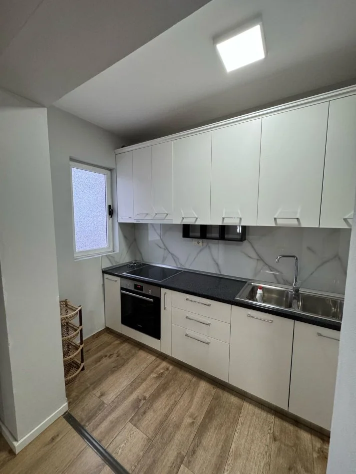 Tirane, jepet me qera apartament 1+1 Kati 5, 70 m² 597 € (Myslym Shyri)