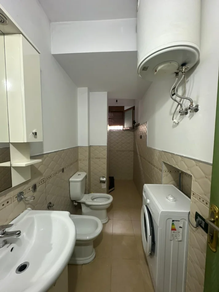 Tirane, jepet me qera apartament 1+1+Ballkon Kati 0, 64 m² 466 € (Rruga Sulejman Delvina)