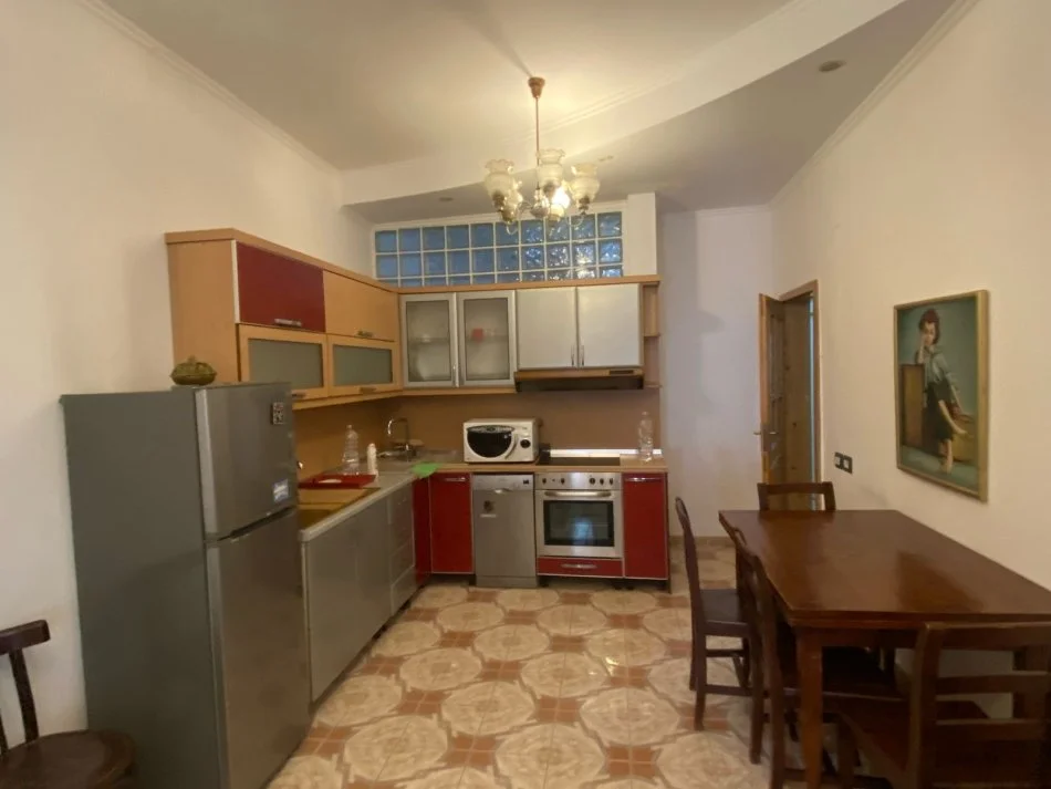 Tirane, jepet me qera apartament 2+1+Ballkon Kati 5, 100 m² 550 € (Libri Universitar)
