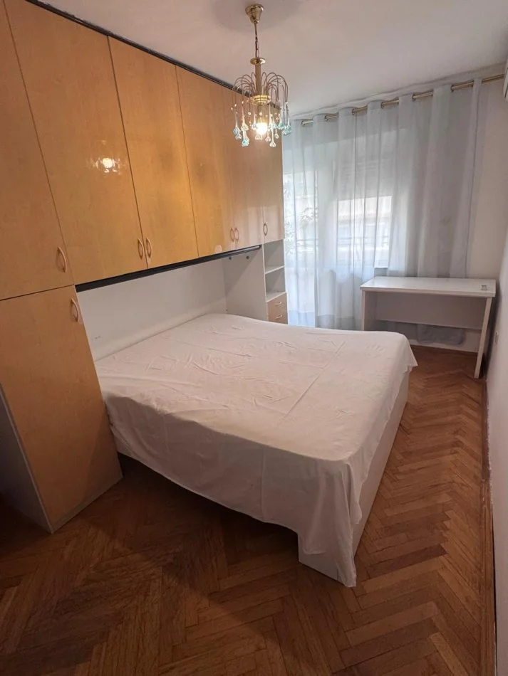 Tirane, jepet me qera apartament 5+1+Ballkon Kati 5, 102 m² 900 € 