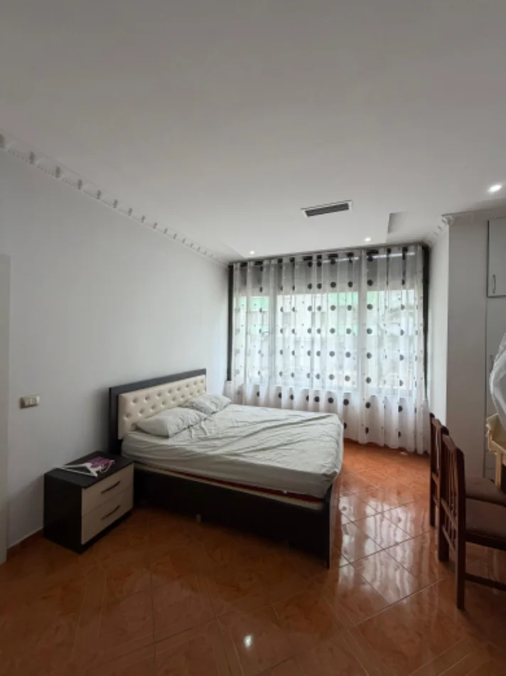 Tirane, jepet me qera garsonier 1+1 Kati 1, 350 € (Yzberisht)