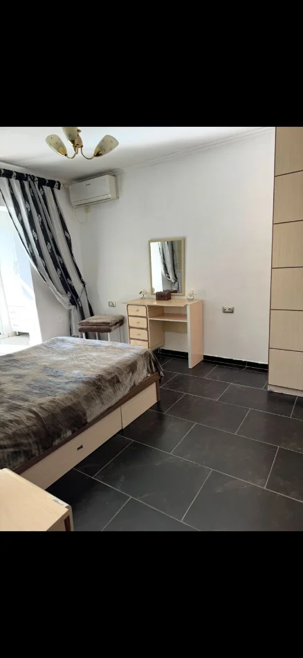 Tirane, jepet me qera apartament 2+1 Kati 5, 100 m² 600 € (Bar Oslo Rruga Bardhyl)