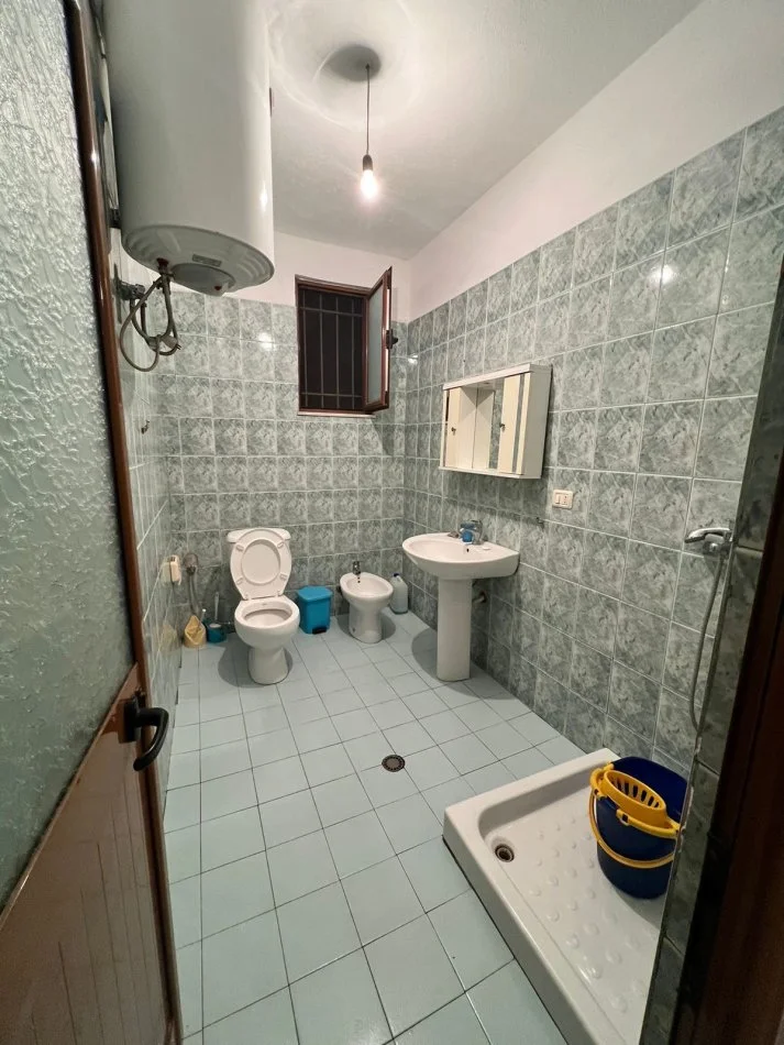 Tirane, jepet me qera shtepi 2+1+Ballkon Kati 0, 100 m² 300 € (Rruga vangjerl meksi)