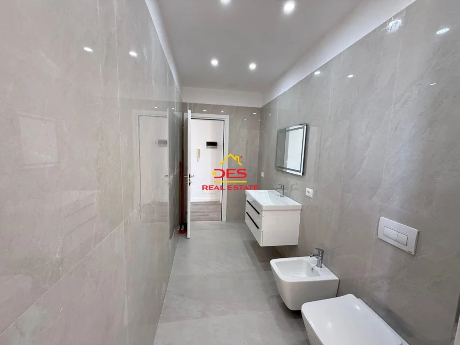 Vlore, shitet apartament 1+1+Ballkon Kati 6, 74 m² 165.000 € (Rruga Çamëria)