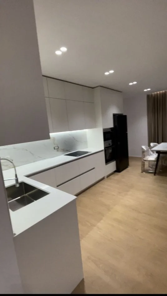 Tirane, jepet me qera apartament 2+1 Kati 1, 98 m² 1.000 € 