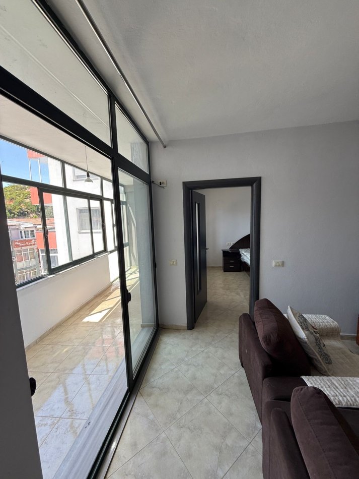 Tirane, jepet me qera apartament 2+1+Ballkon Kati 5, 400 € (Stacioni fundit Fresk)