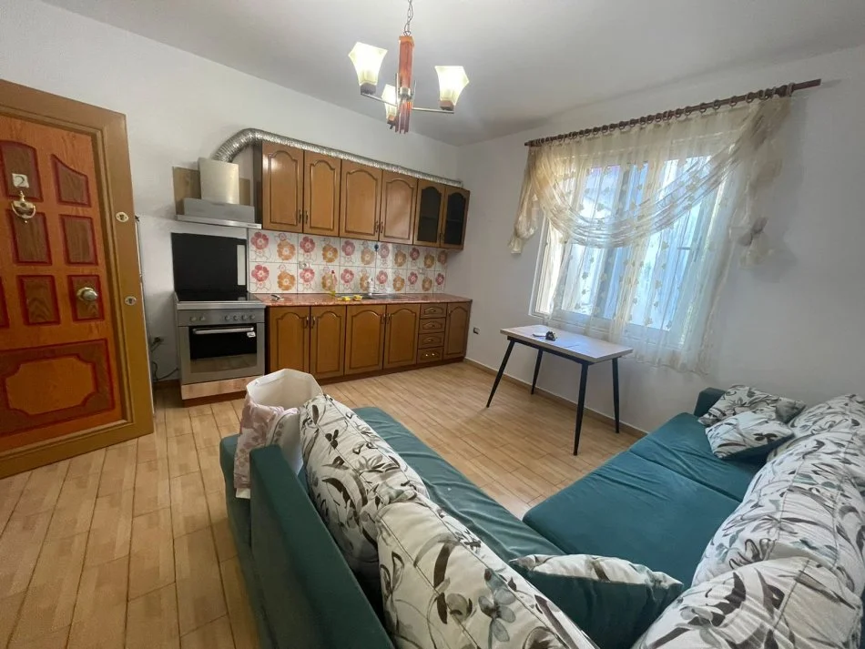Tirane, jepet me qera apartament 1+1+Ballkon Kati 2, 60 m² 430 € (rruga Frang Bardhi)