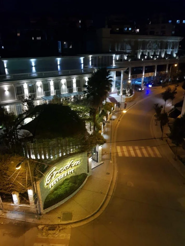 Tirane, jepet me qera apartament 2+1+Ballkon ,