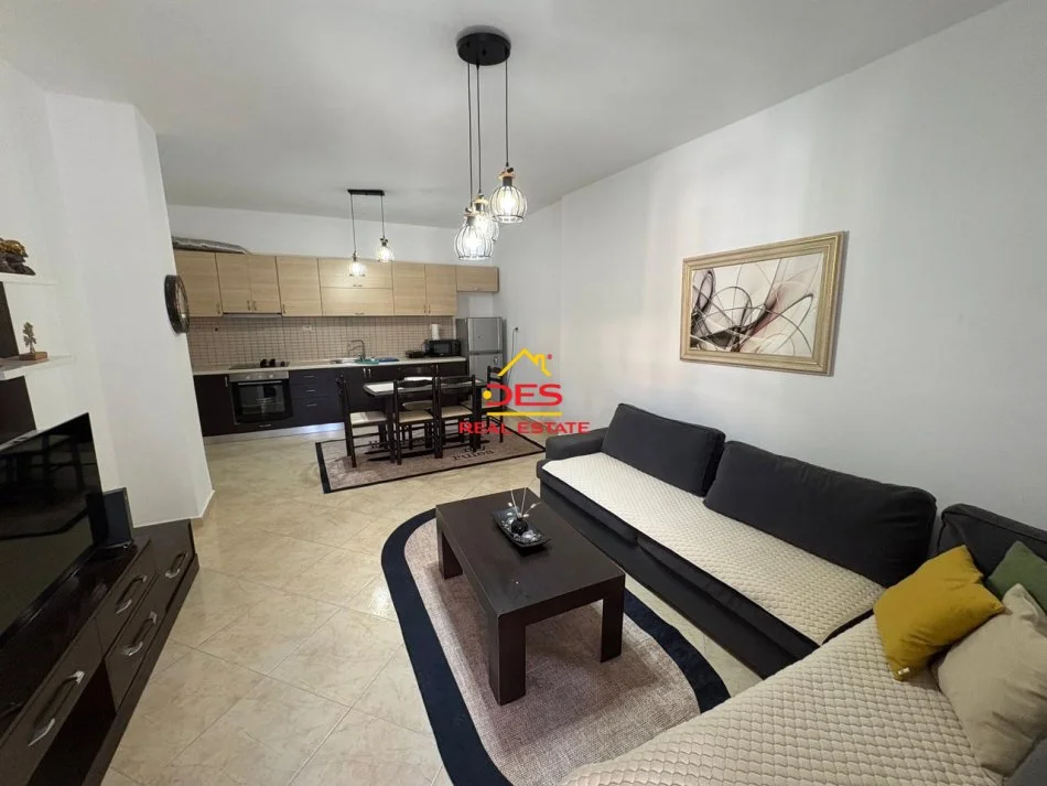 Vlore, jepet me qera apartament 1+1+Ballkon Kati 5, 70 m² 400 € (Rruga Murat Tërbaçi)