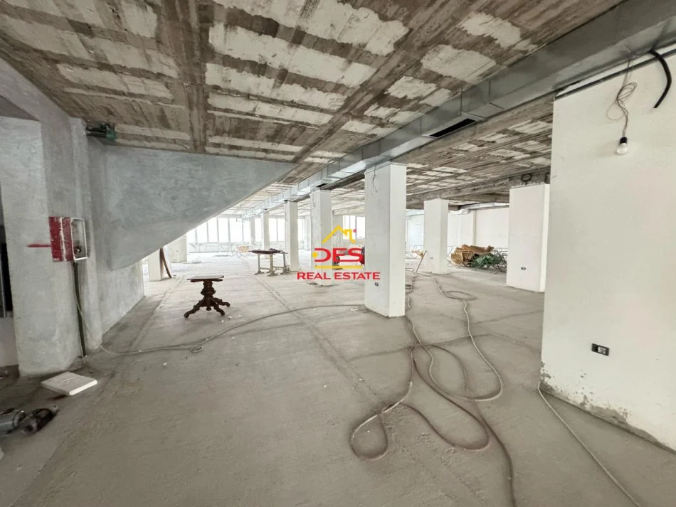 Vlore, jepet me qera ambjent biznesi Kati 2, 850 m² 4.000 € (Rruga Gjergj Arianiti)