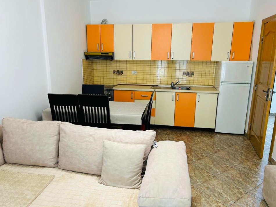 Tirane, jepet me qera apartament 1+1 Kati 5, 57 m² 550 € (Ish ekspozita)