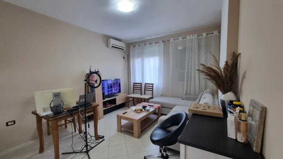 Tirane, jepet me qera apartament 1+1+Ballkon Kati 2, 70 m² 550 € (Petro Korcari)