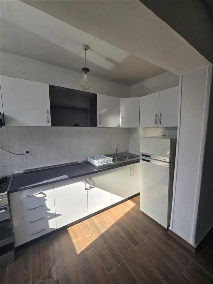 Tirane, jepet me qera apartament 1+1 Kati 2, 70 m² 450 € (Brryl prane Bar Oslo)