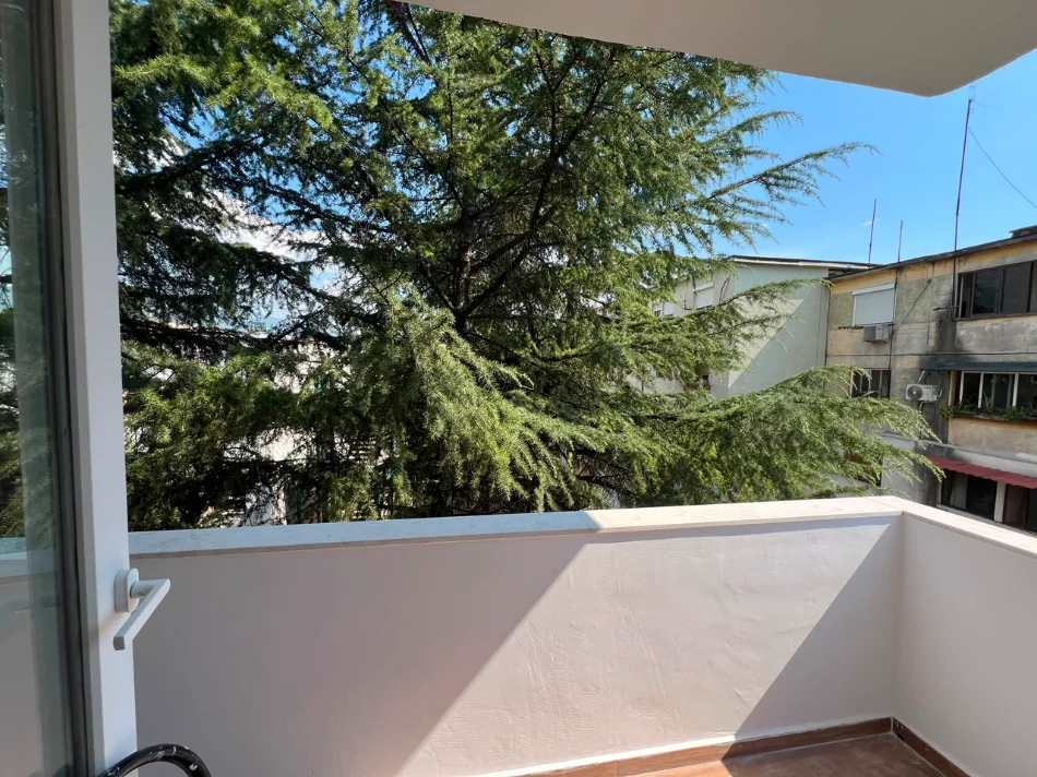 Tirane, shitet apartament 1+1+Ballkon Kati 4, 118.000 € (Xhenfize keko)