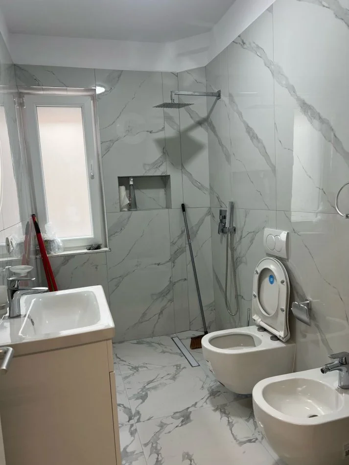 Tirane, jepet me qera ambjent biznesi Kati 1, 100 m² 700 € (Xhamllik)