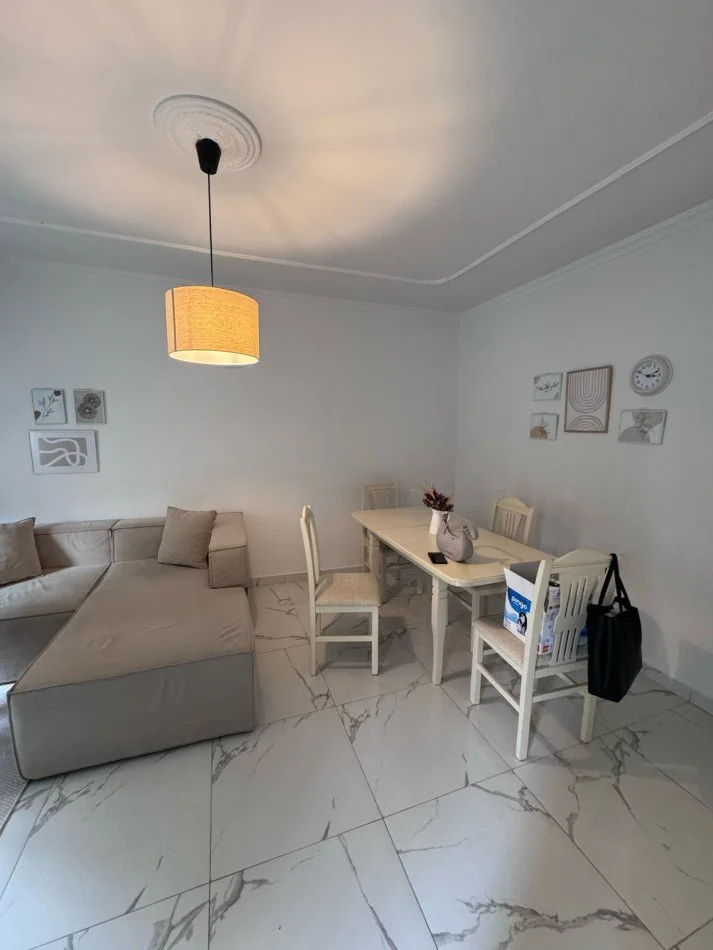 Tirane, jepet me qera apartament 1+1+Ballkon Kati 1, 53 m² 400 € (rruga Kongresi Manastirit)