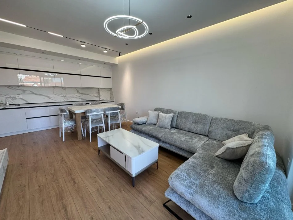 Tirane, jepet me qera apartament 2+1 Kati 2, 120 m² 750 € (Ish fusha e aviacionit)