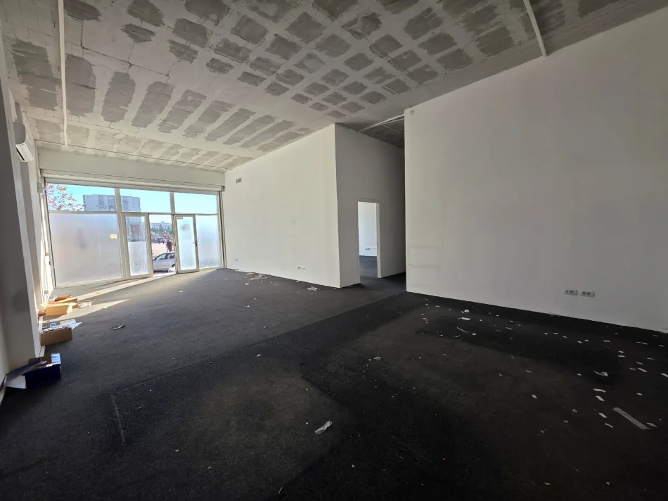 Tirane, jepet me qera magazine Kati 0, 300 m² 1.950 € (Casa Italia)